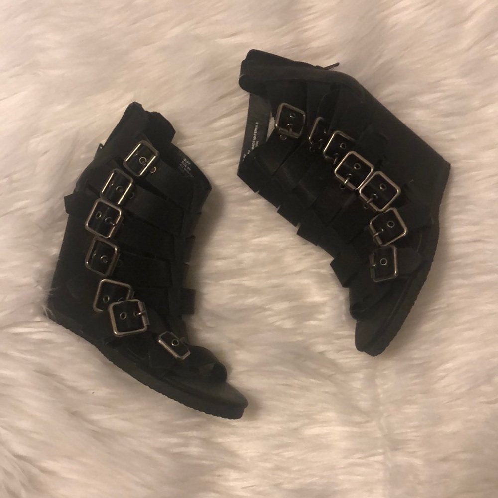 Black wedges